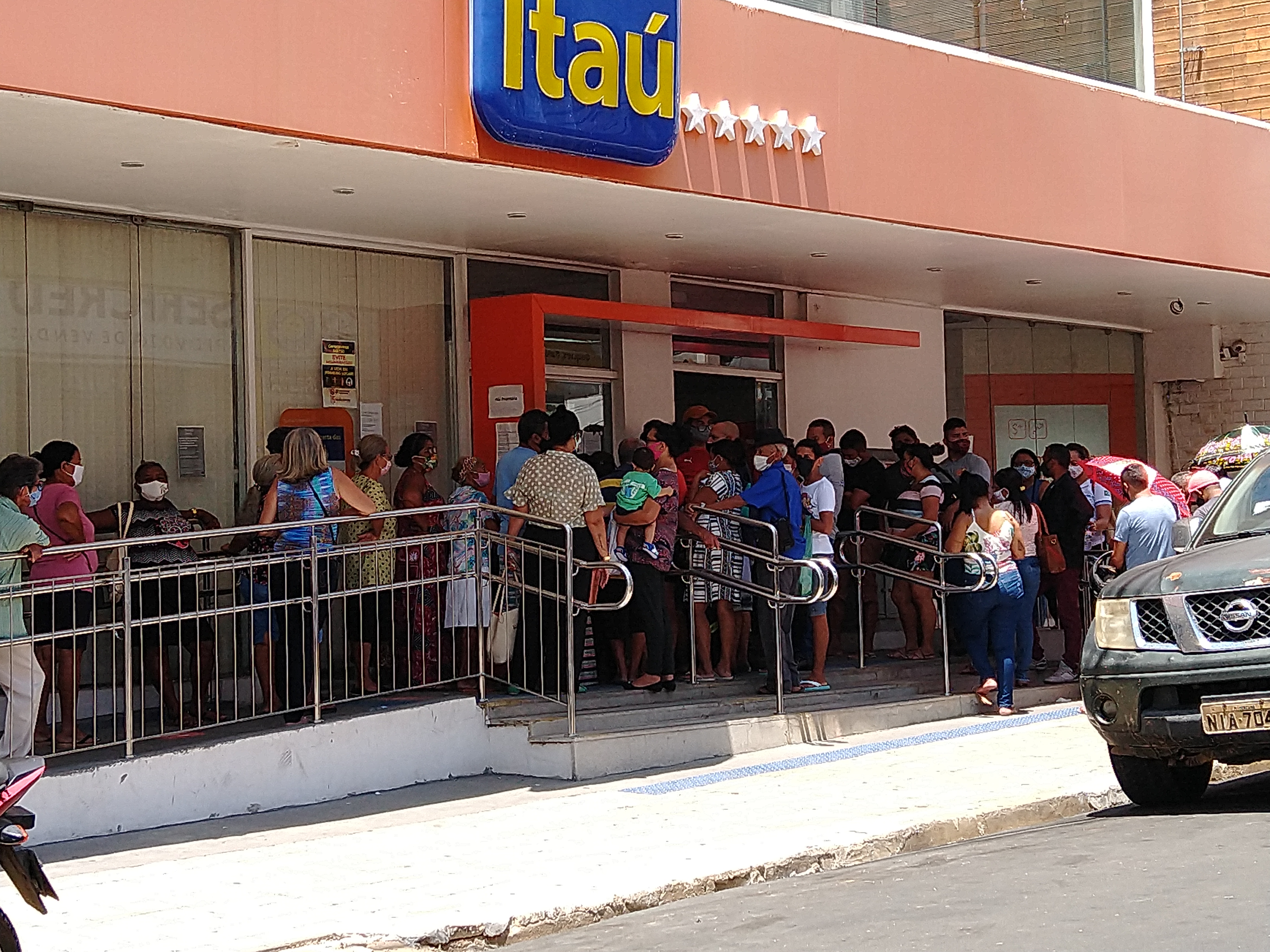 Filas em bancos geram aglomerações no centro de Teresina